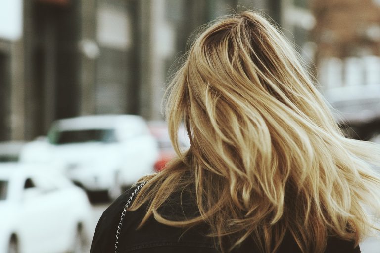 Cuir chevelu gras et cheveux secs : est-ce normal ?