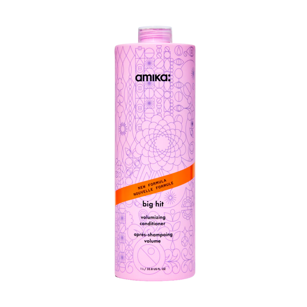 Flacon du conditionneur Amika Big Hit 250 ml posé sur fond blanc