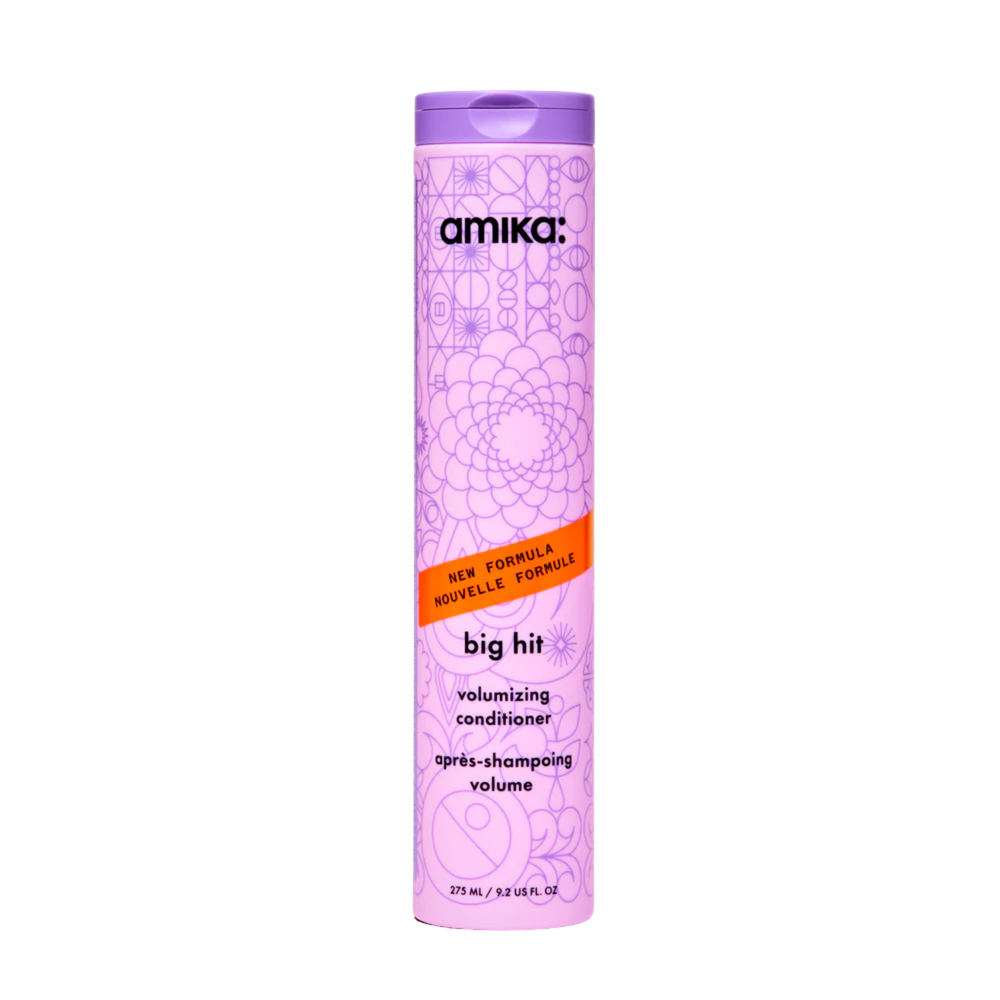 Flacon du conditionneur Amika Big Hit 250 ml posé sur fond blanc