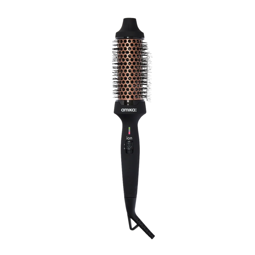 Brosse thermique Amika Blowout Babe 1,5″ posée sur fond blanc