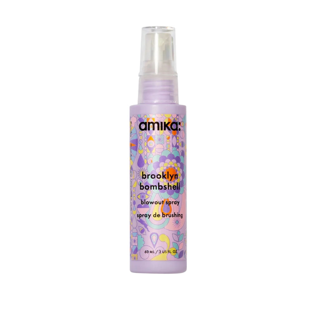 Spray Amika Brooklyn Bombshell Blowout 60 ml posé sur fond blanc