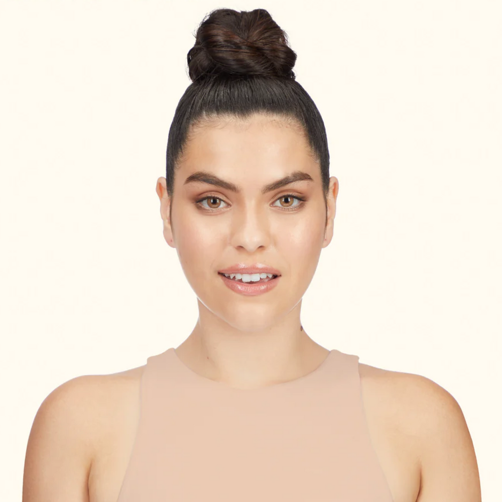 Spray Amika Headstrong Intense Hold 49 ml posé sur fond blanc