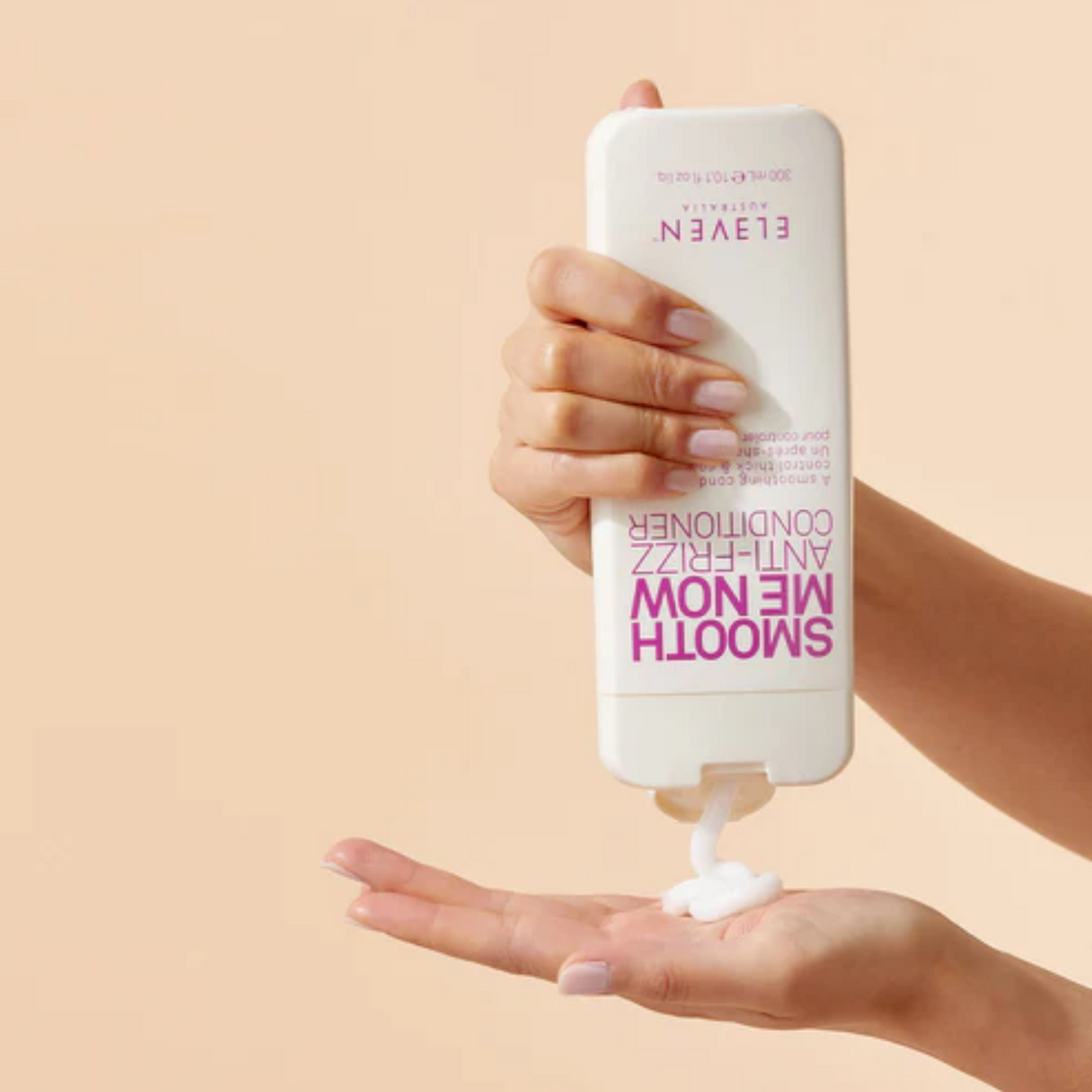 Flacon de l’après-shampoing Smooth Me Now Anti-Frizz Conditioner d’ELEVEN Australia, texture crémeuse