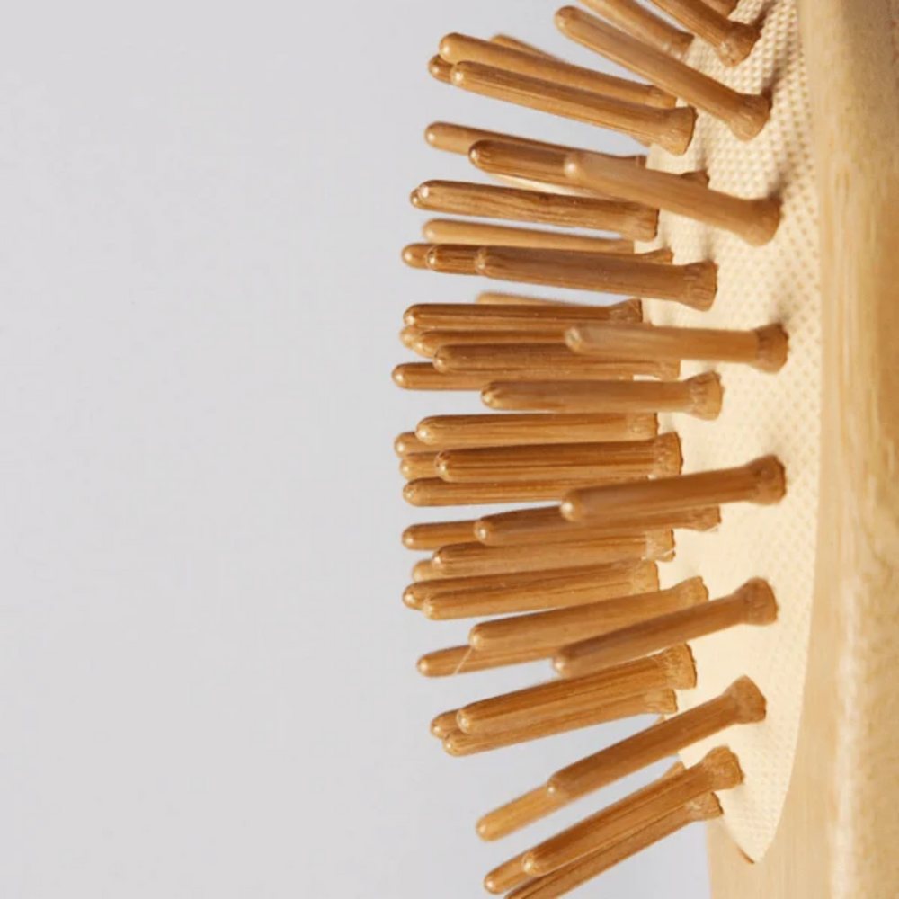 Brosse stimulante pour cuir chevelu en bambou, design ergonomique, pour massage capillaire et meilleure absorption des soins