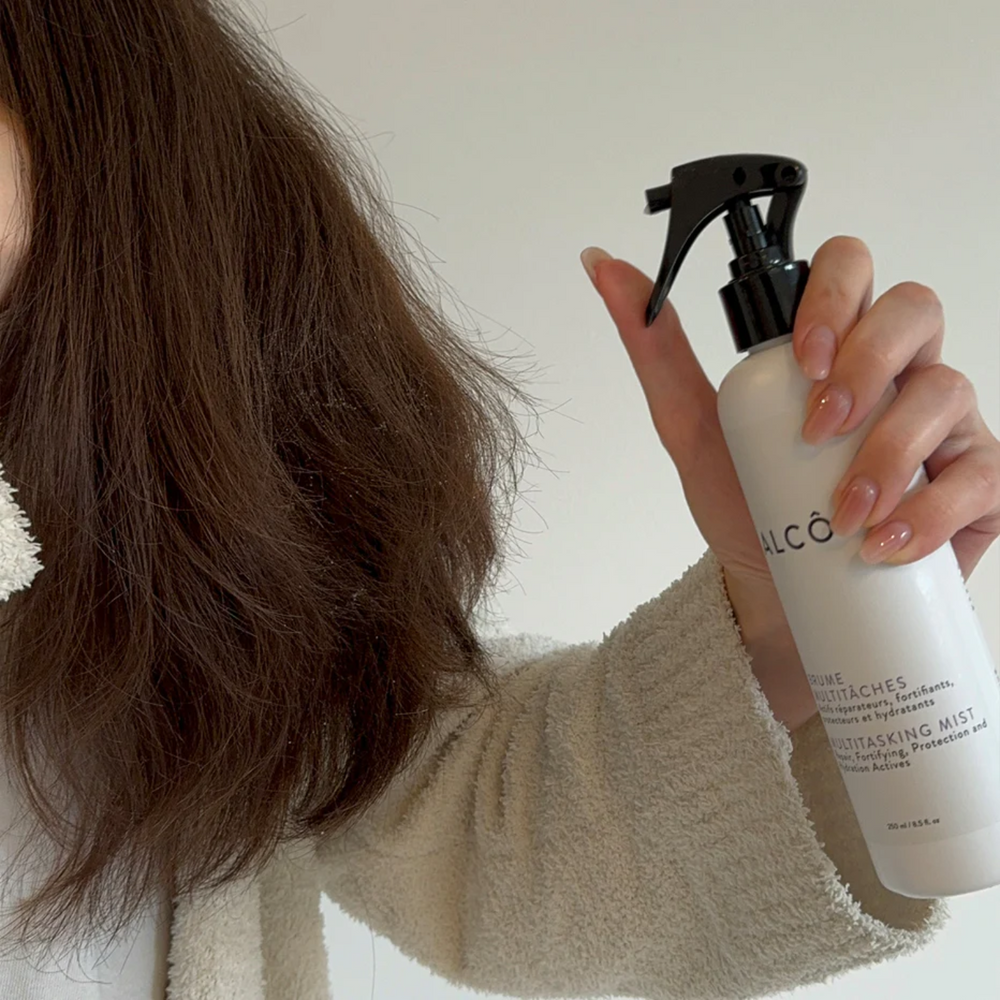 “Spray Brume Multitâche Alcôve 10‑en‑1 sur fond neutre — soin capillaire polyvalent”