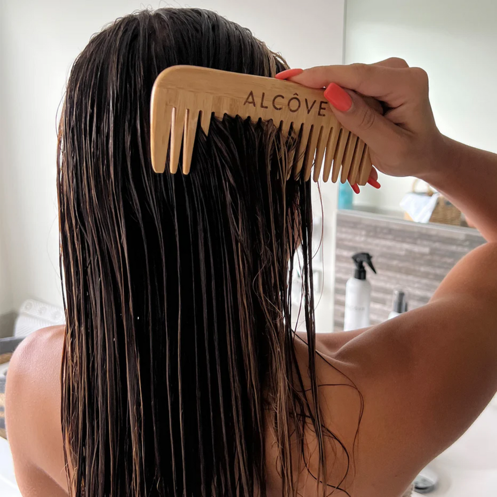 “Spray Brume Multitâche Alcôve 10‑en‑1 sur fond neutre — soin capillaire polyvalent”