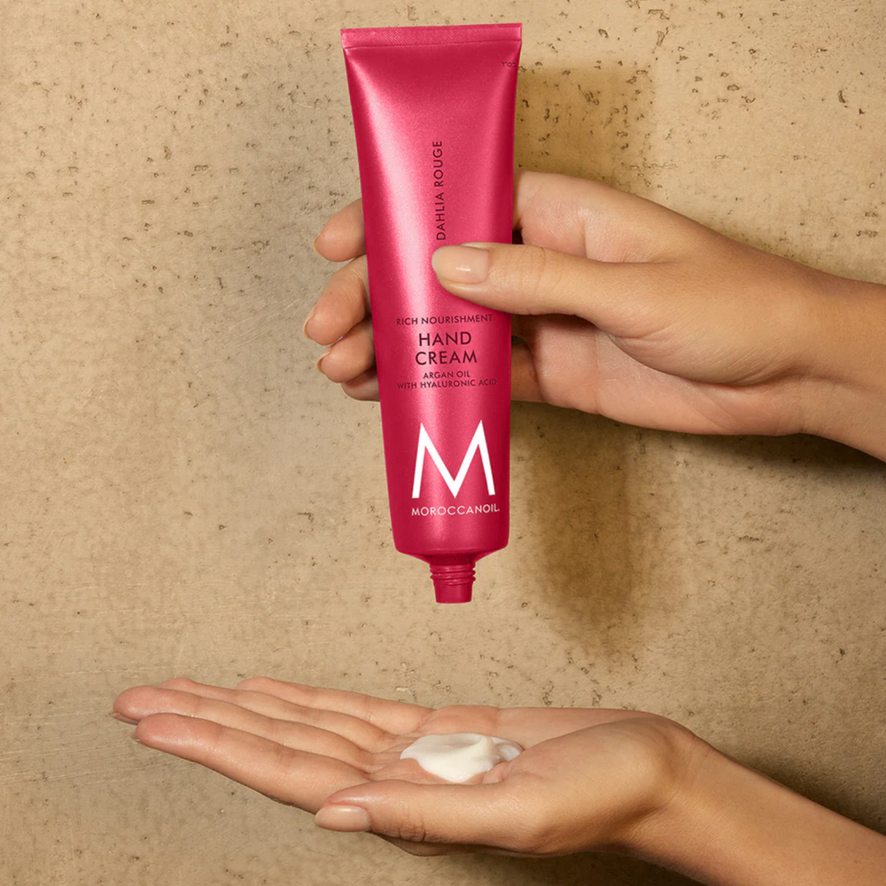 Tube crème mains Moroccanoil Dahlia Rouge parfum floral boisé, hydratation intense
