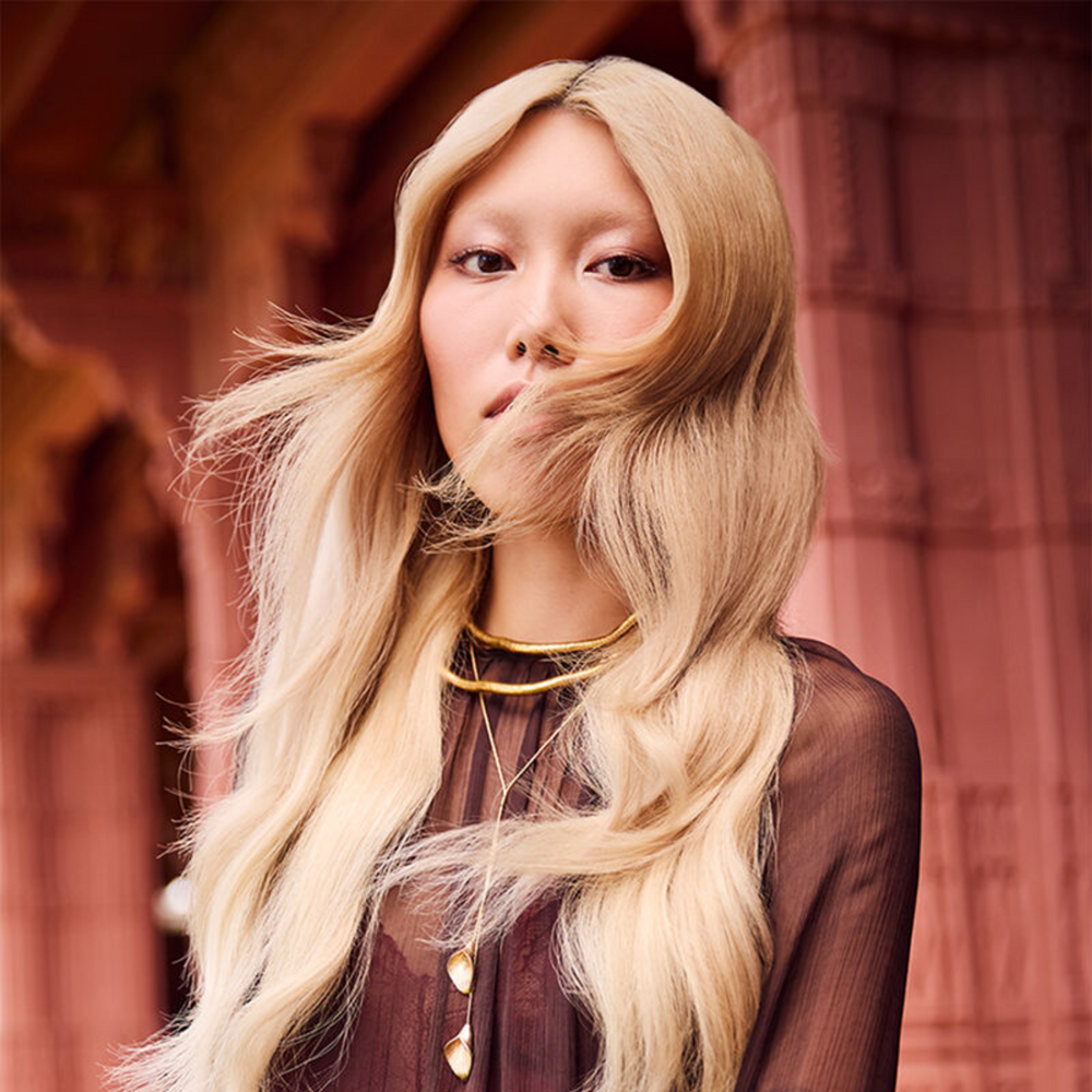 Flacon de la lotion épaississante FULL.AGAIN 150 ml de Kevin Murphy posé sur fond clair