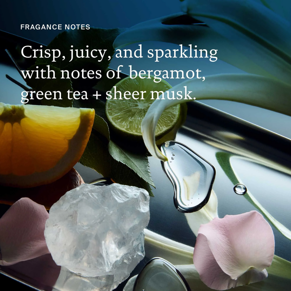 Flacon de Living Proof Full Conditioner posé sur fond neutre, avec des cheveux volumineux et brillants en arrière-plan