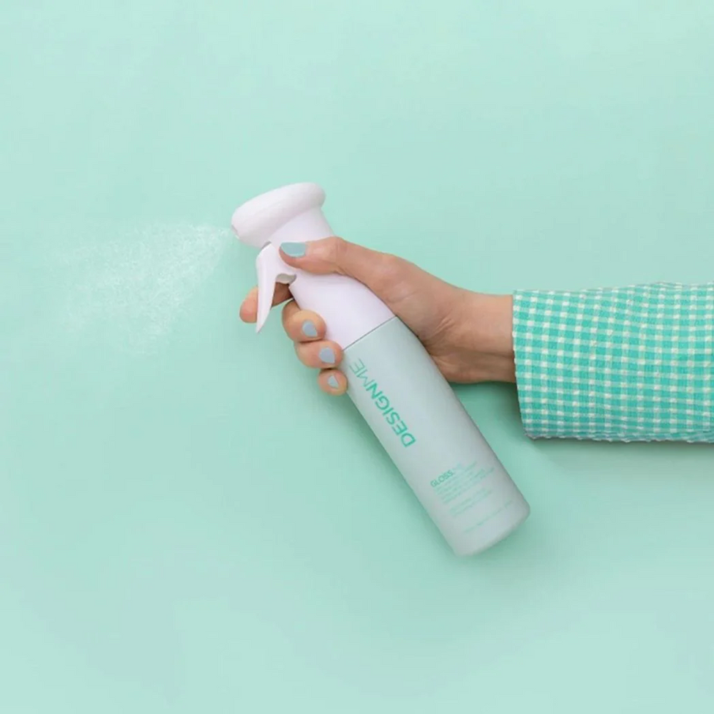 Bouteille élégante de Gloss.Me Shine & Heat Mist spray 250 ml, huile végétale et protéines hydrolysées pour cheveux brillants et protégés.