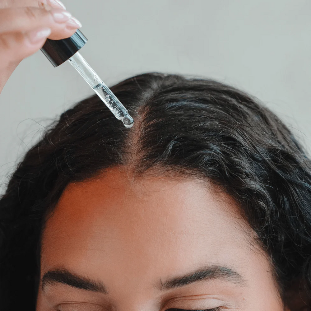 “Flacon 35 ml de l’huile prélavage cuir chevelu Alcôve sur fond neutre”