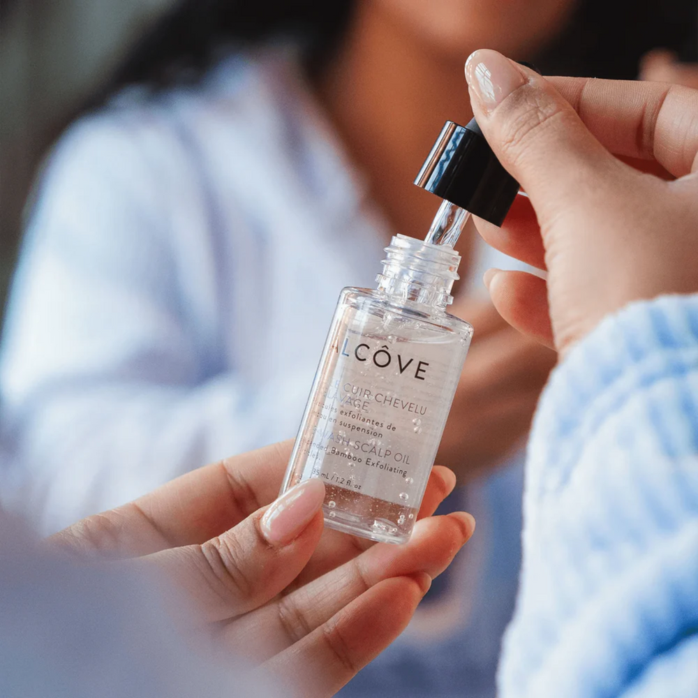 “Flacon 35 ml de l’huile prélavage cuir chevelu Alcôve sur fond neutre”