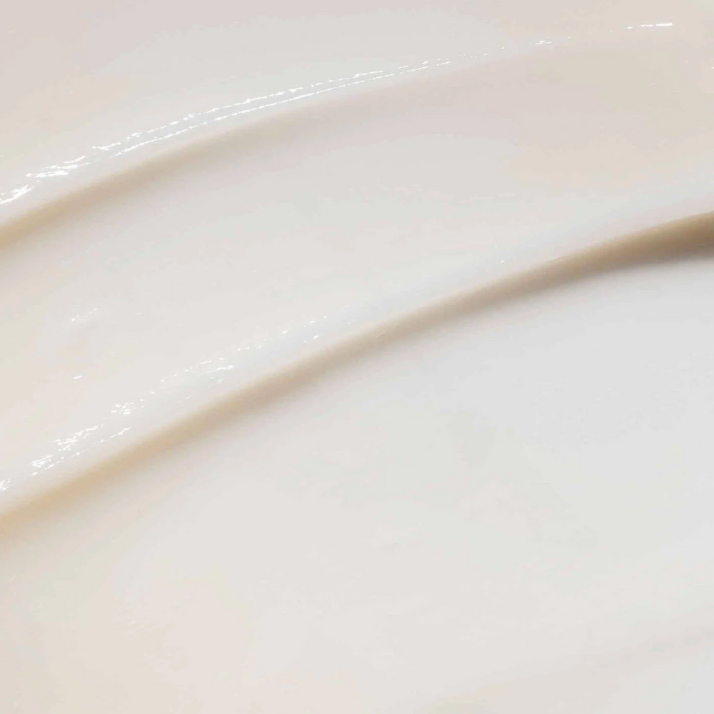 Pot de masque capillaire Pureology Hydrate Superfood Treatment posé sur fond clair, texture riche visible à l’ouverture.