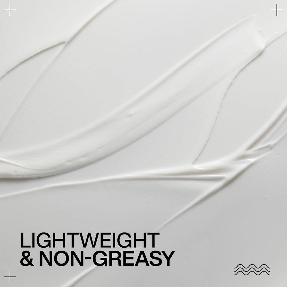 Tube de crème boucles Hydrating Curl Cream Redken posé sur fond neutre.