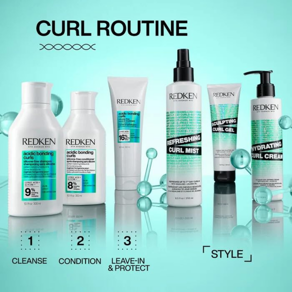 Tube de crème boucles Hydrating Curl Cream Redken posé sur fond neutre.