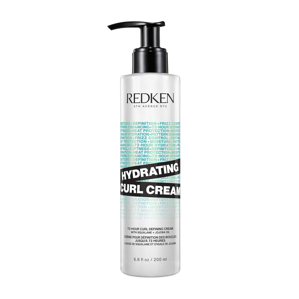Tube de crème boucles Hydrating Curl Cream Redken posé sur fond neutre.