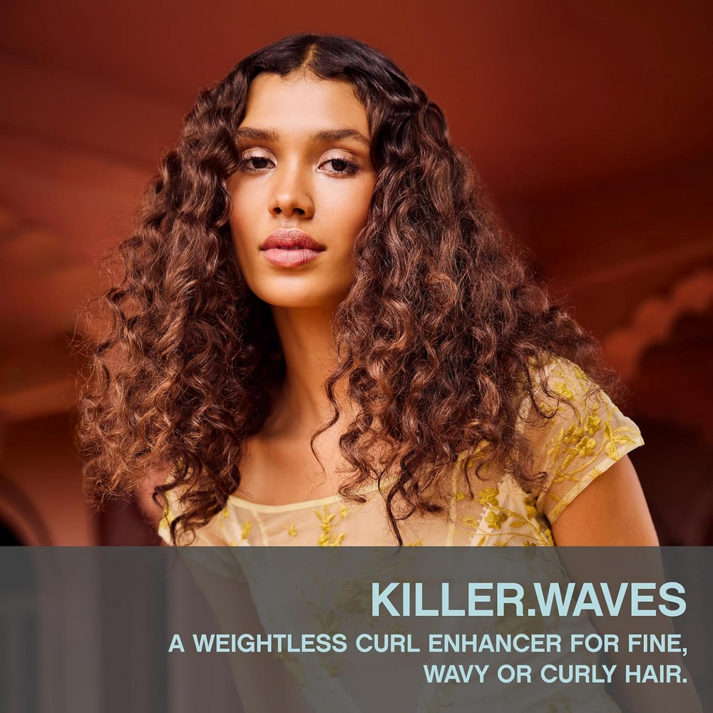 Flacon de spray Kevin Murphy KILLER.WAVES posé sur fond neutre