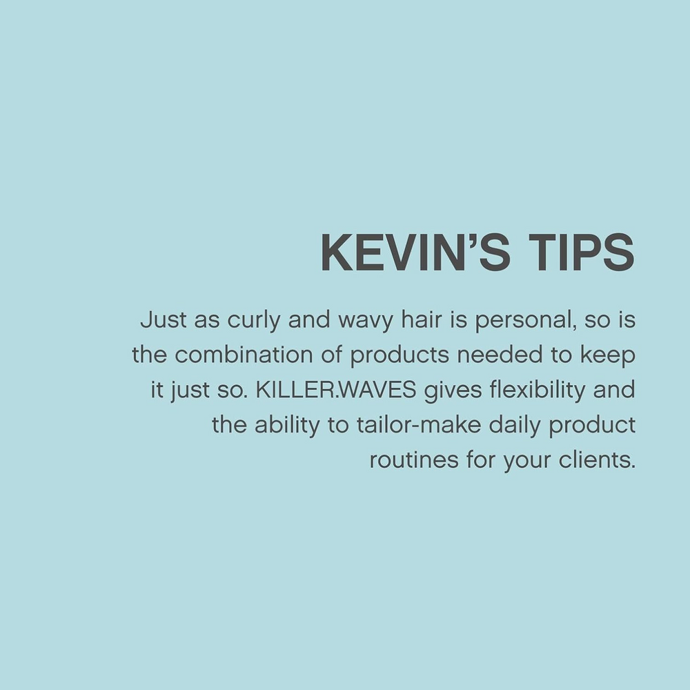 Flacon de spray Kevin Murphy KILLER.WAVES posé sur fond neutre