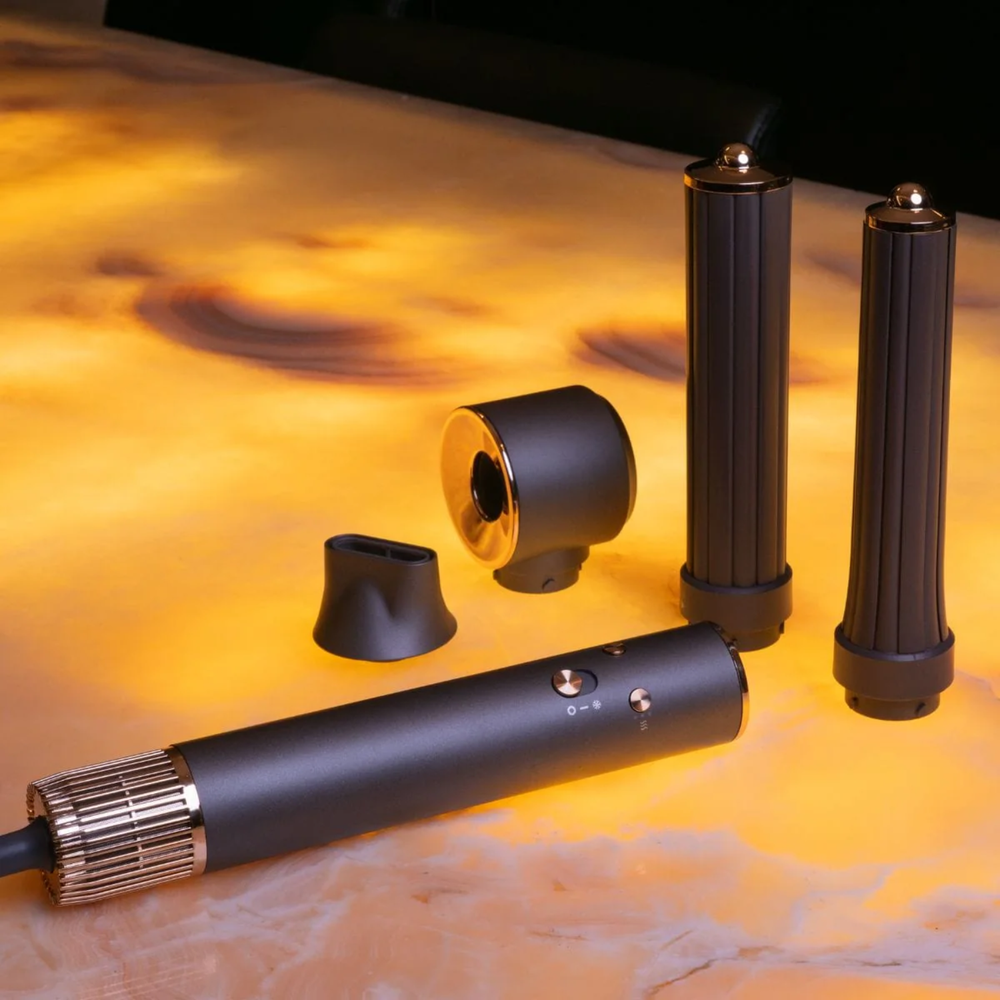 Kit de lissage Airstyler – Argent d'Aria Beauty avec barils de 30 mm et 40 mm, accessoire sèche-cheveux et buse de concentration.