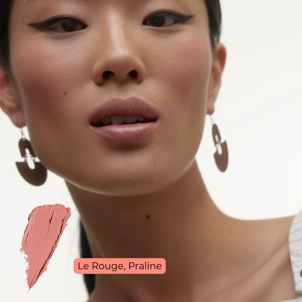 Stick rouge à lèvres Wonderblush Le Rouge en teinte Grenadine, fini satiné, packaging minimaliste et élégant.