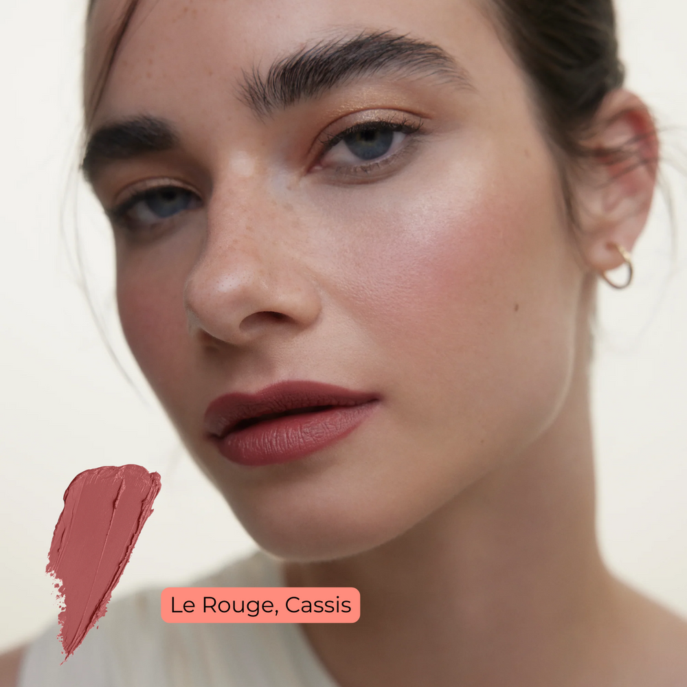 Stick rouge à lèvres Wonderblush Le Rouge en teinte Grenadine, fini satiné, packaging minimaliste et élégant.