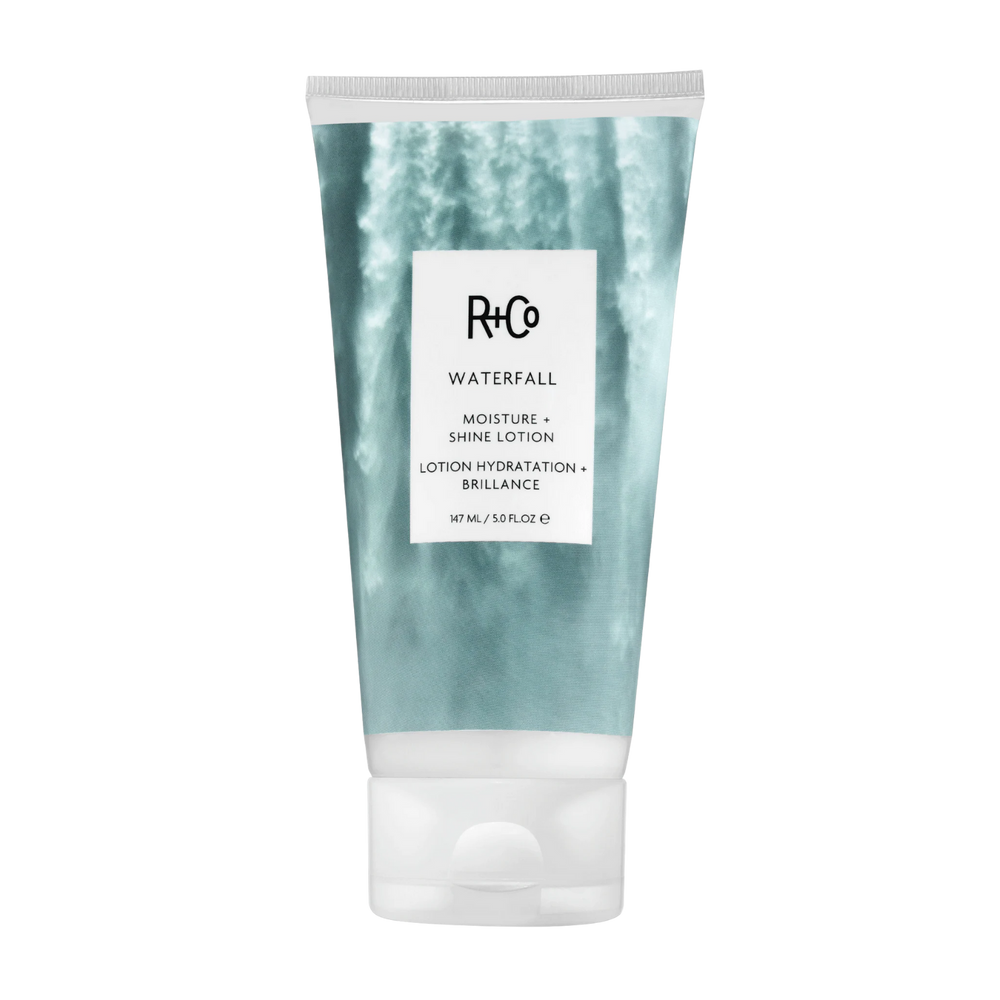 Flacon de la lotion Waterfall Moisture + Shine de R+Co, soin léger hydratant pour cheveux brillants et doux