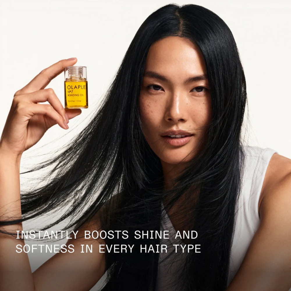 Flacon de l’huile coiffante Olaplex N° 7 Bonding Oil posé sur fond neutre