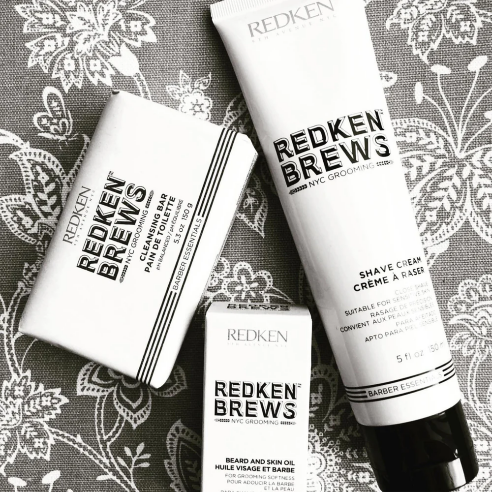 Pain de toilette Redken Brews 150 g sur fond neutre.