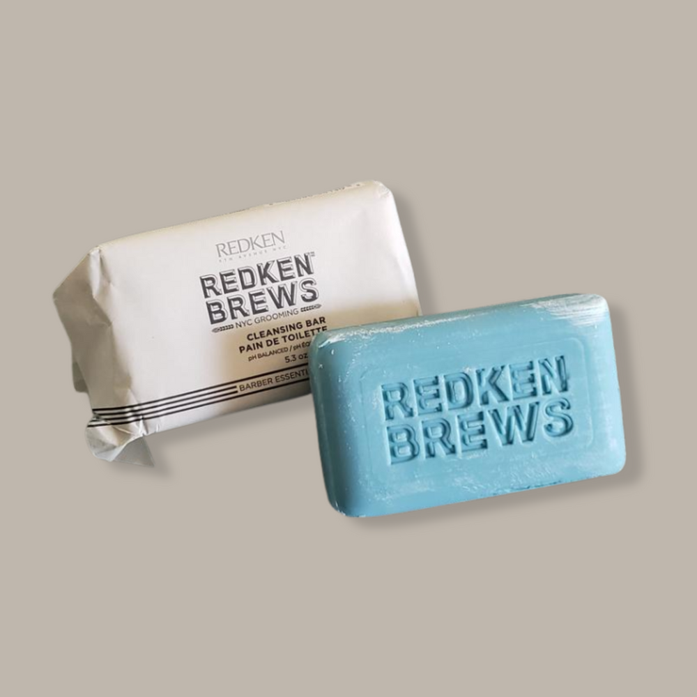 Pain de toilette Redken Brews 150 g sur fond neutre.