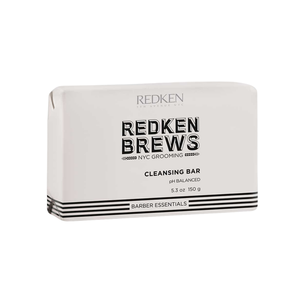 Pain de toilette Redken Brews 150 g sur fond neutre.