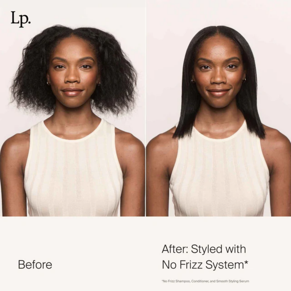 Petite bouteille claire du sérum No Frizz Smooth Styling Serum, design épuré clair, suggérant lissage, brillance et contrôle des frisottis.
