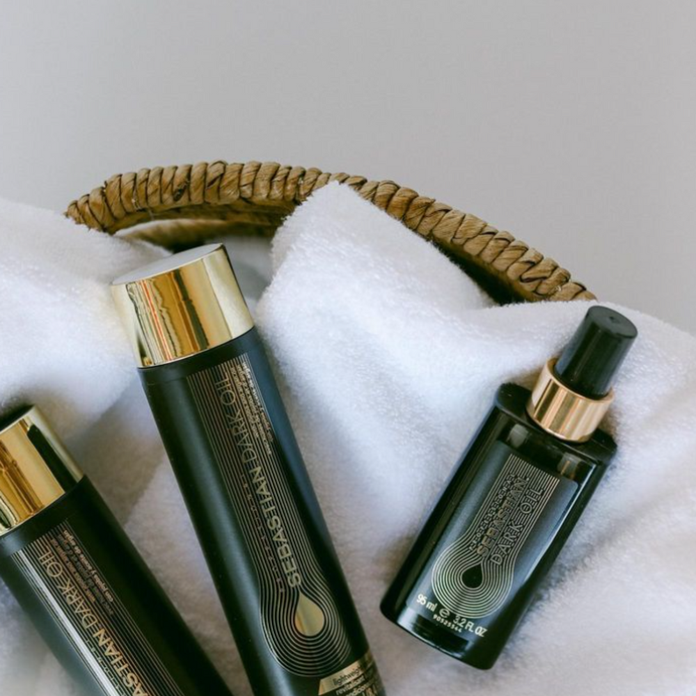 Flacon de 250 ml de Sebastian Dark Oil Lightweight Conditioner, infusé d’huiles légères pour cheveux doux et brillants.