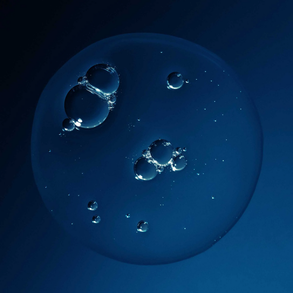 Flacon du shampoing Full Living Proof, blanc et vert, posé sur fond neutre, évoquant volume, légèreté et soin capillaire professionnel.