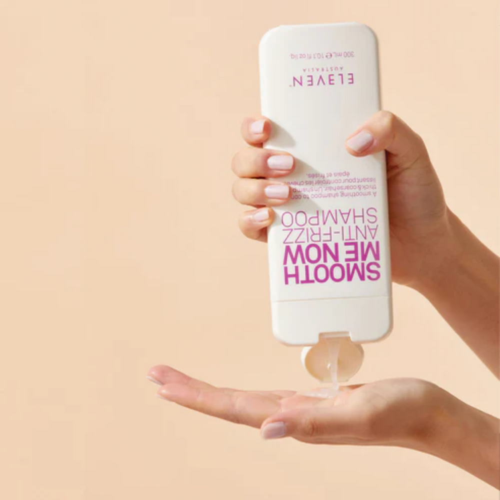 Flacon du shampoing Smooth Me Now Anti-Frizz Shampoo d’ELEVEN Australia, texture crémeuse