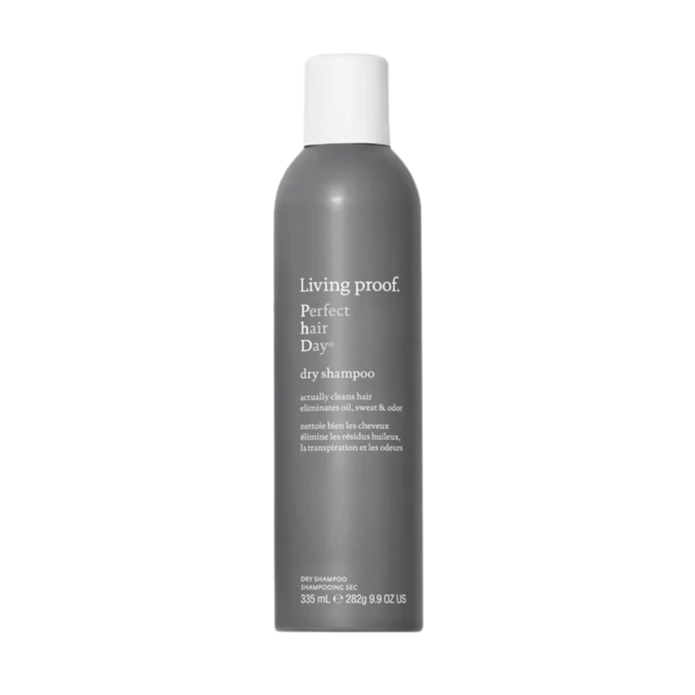 Flacon de Perfect Hair Day Dry Shampoo Living Proof, design blanc épuré avec aiguillée verte, évoquant fraîcheur, volume et technologie capillaire.