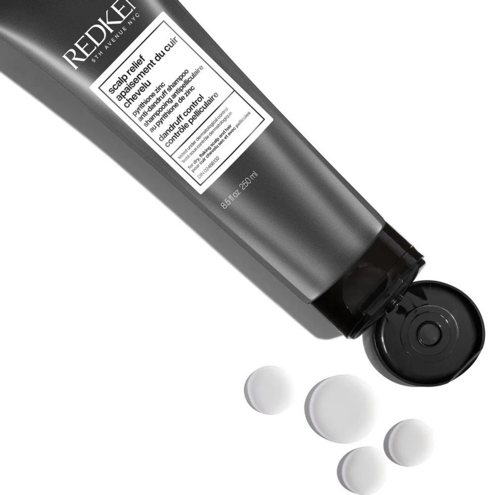 Flacon de shampooing Redken Scalp Relief, antipelliculaire à la pyrithione de zinc, pour un cuir chevelu purifié et apaisé