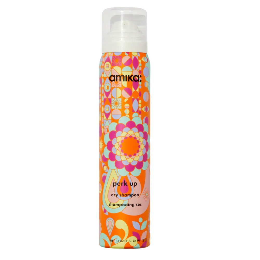 Flacon de shampooing sec Amika Perk Up 250 ml posé sur fond blanc
