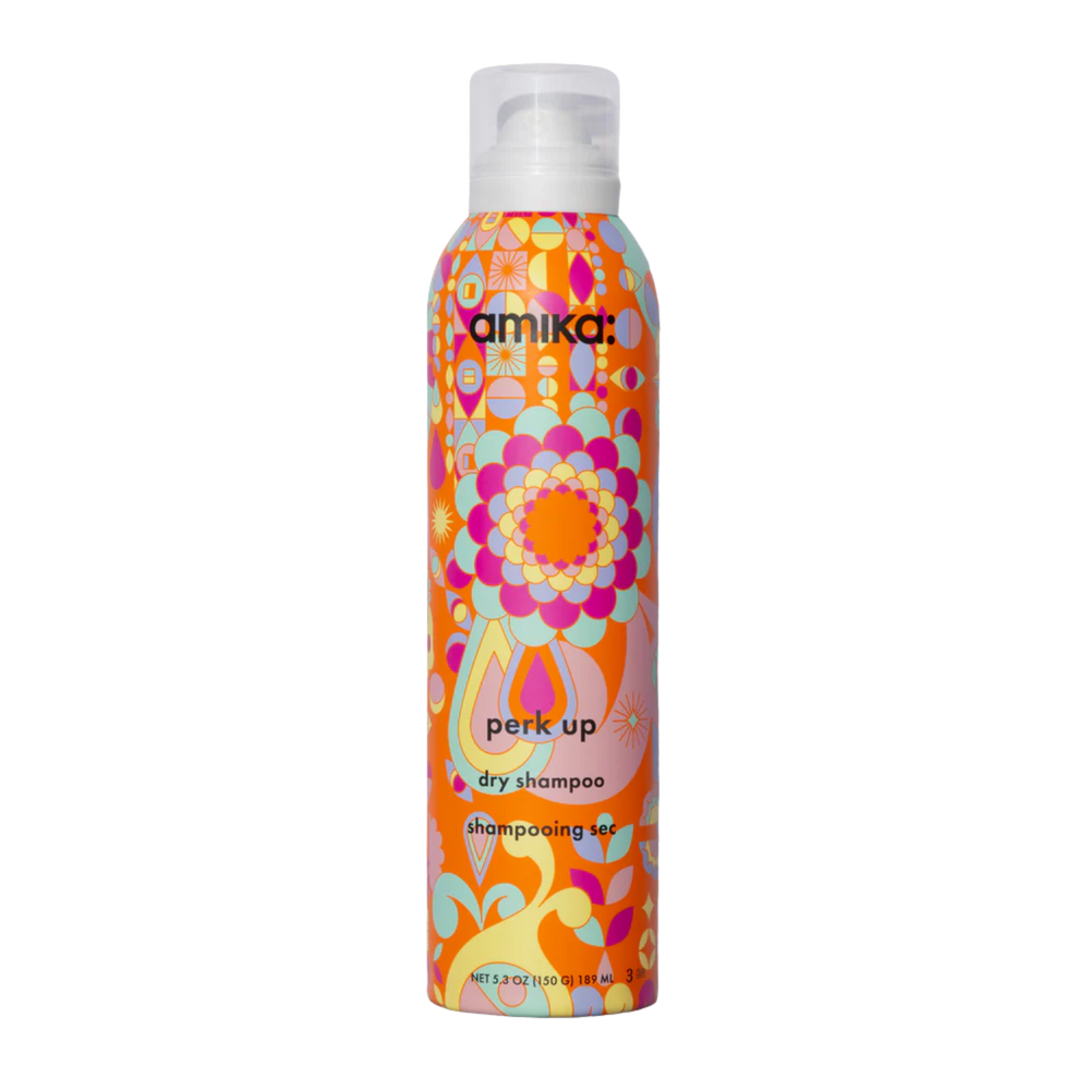 Flacon de shampooing sec Amika Perk Up 250 ml posé sur fond blanc