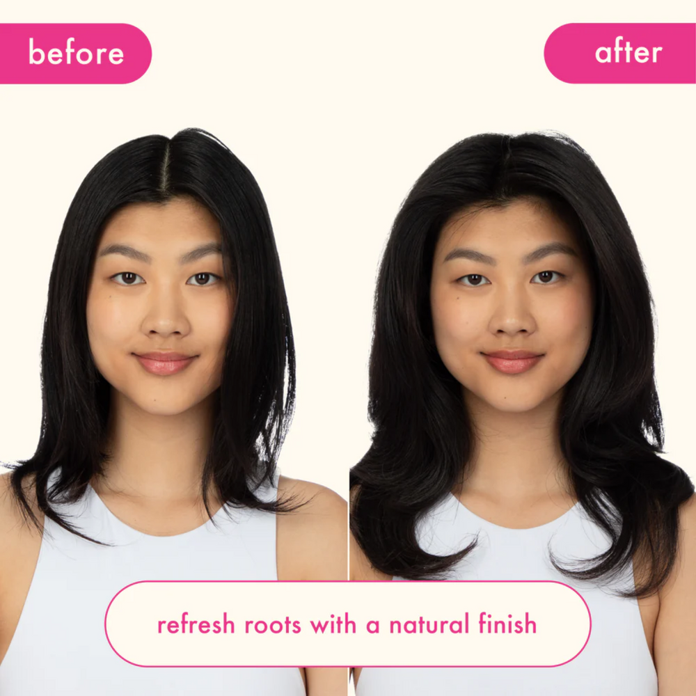 Texture invisible du shampooing sec Amika pulvérisée sur cheveux foncé
