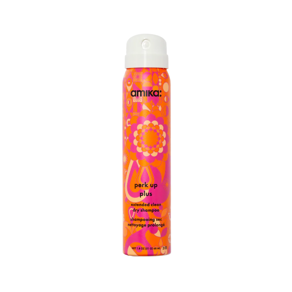 Flacon de shampooing sec Amika Perk Up Plus 68 ml sur fond blanc