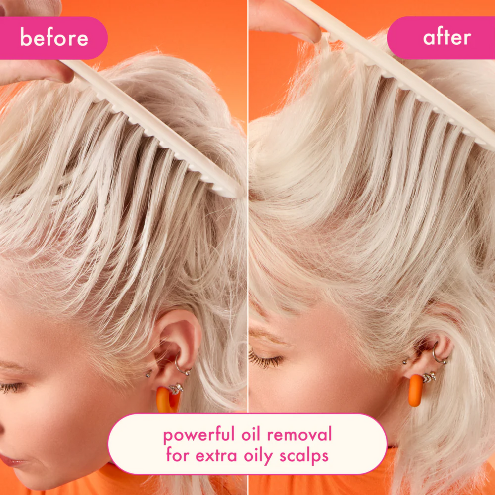 Application du shampooing sec Amika sur racines grasses