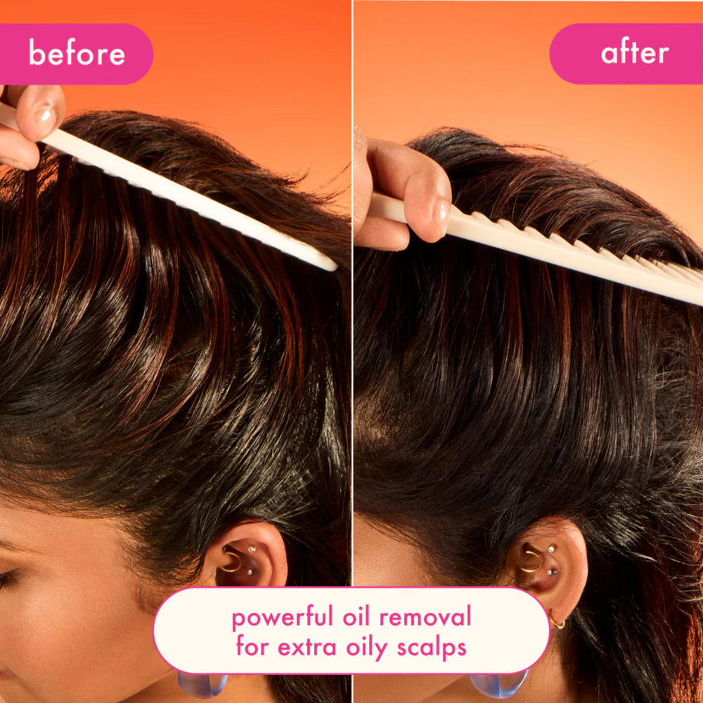 Application du shampooing sec Amika sur racines grasses