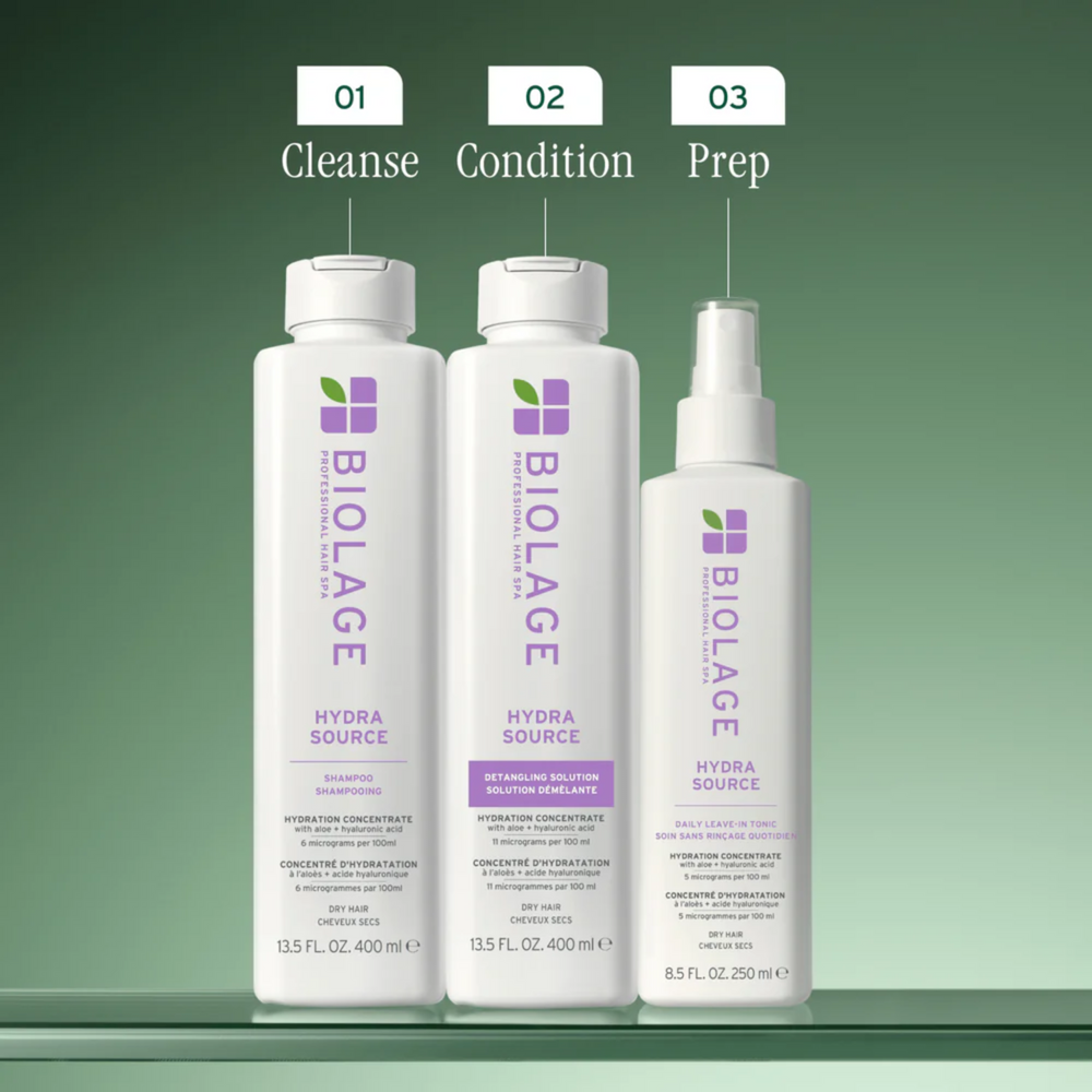 Flacon de 400 ml de la Solution démêlante Hydra Source Biolage – soin hydratant sans parabènes pour cheveux secs, démêlé facile et frisottis maîtrisés.