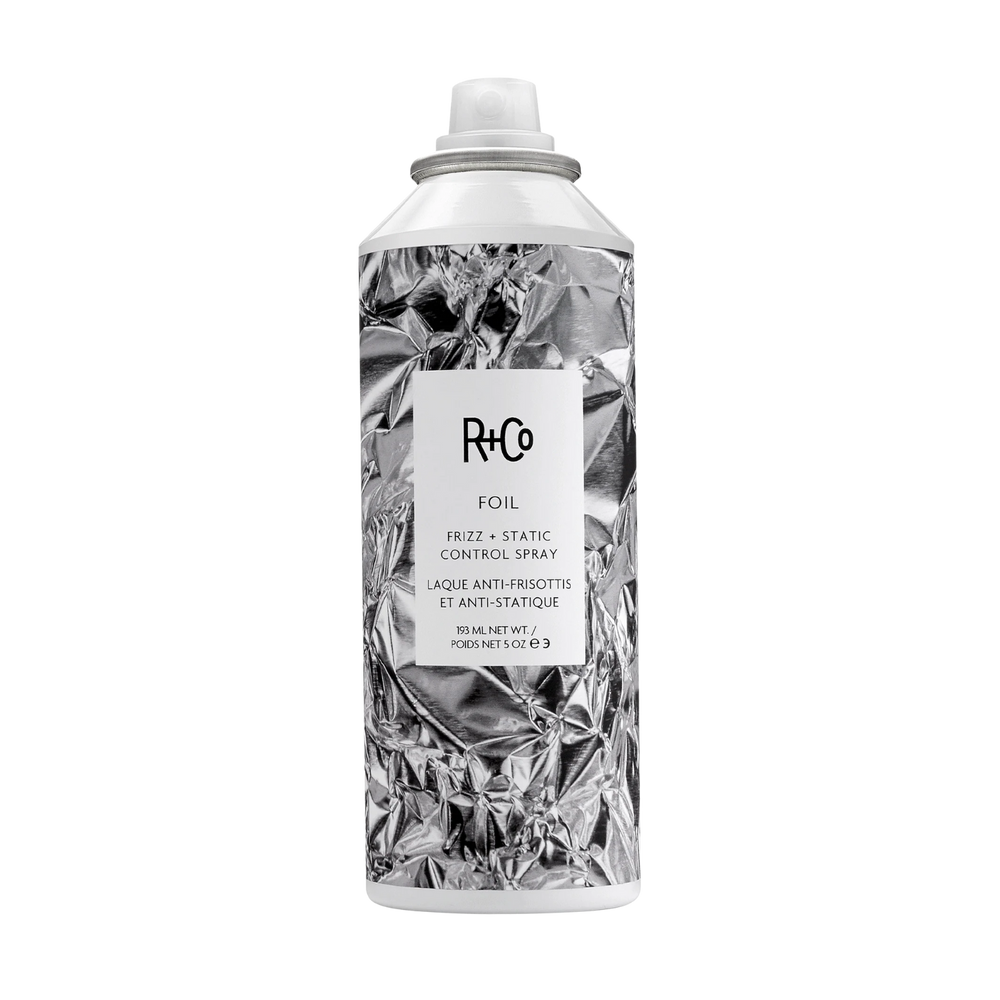 Flacon de Foil Frizz + Static Control Spray de R+Co, spray léger antistatique pour cheveux lisses et brillants