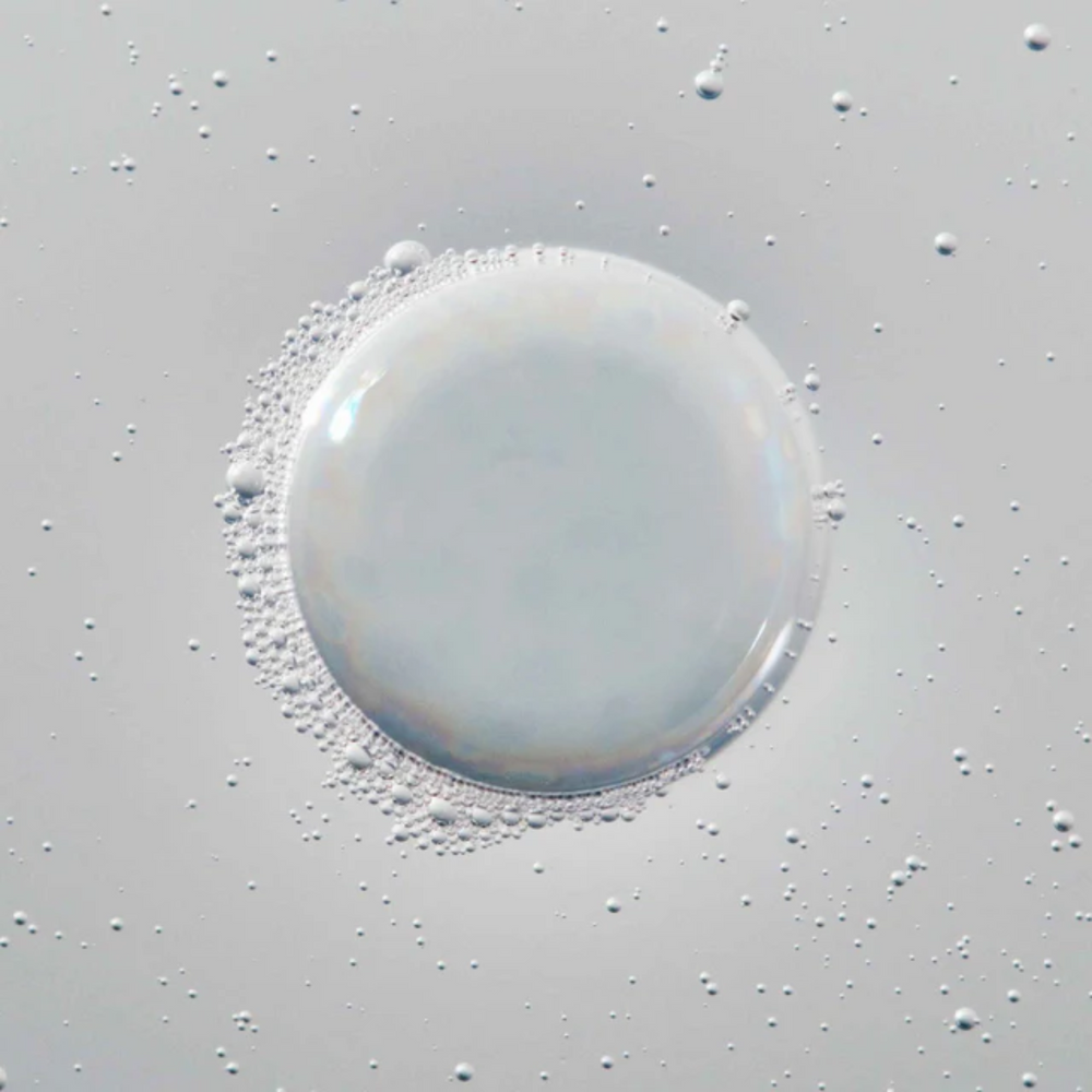 Flacon gris clair du spray Volume & Root‑Lifting Living Proof, pulvérisé sur des racines pour illustrer un lift instantané, volume aérien et texture légère.