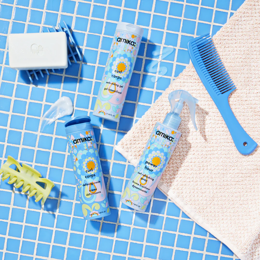 Spray Power Hour Curl Refreshing d’amika pour boucles hydratées, définies et sans frisottis