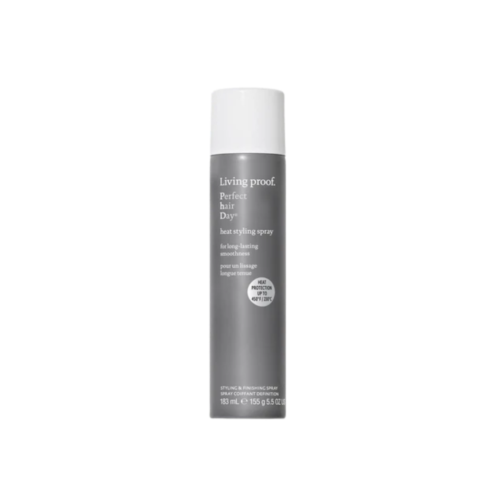 Flacon gris perle du spray Perfect Hair Day Heat Styling Spray de Living Proof, posé verticalement sur fond neutre, suggérant protection thermique et finition lisse.