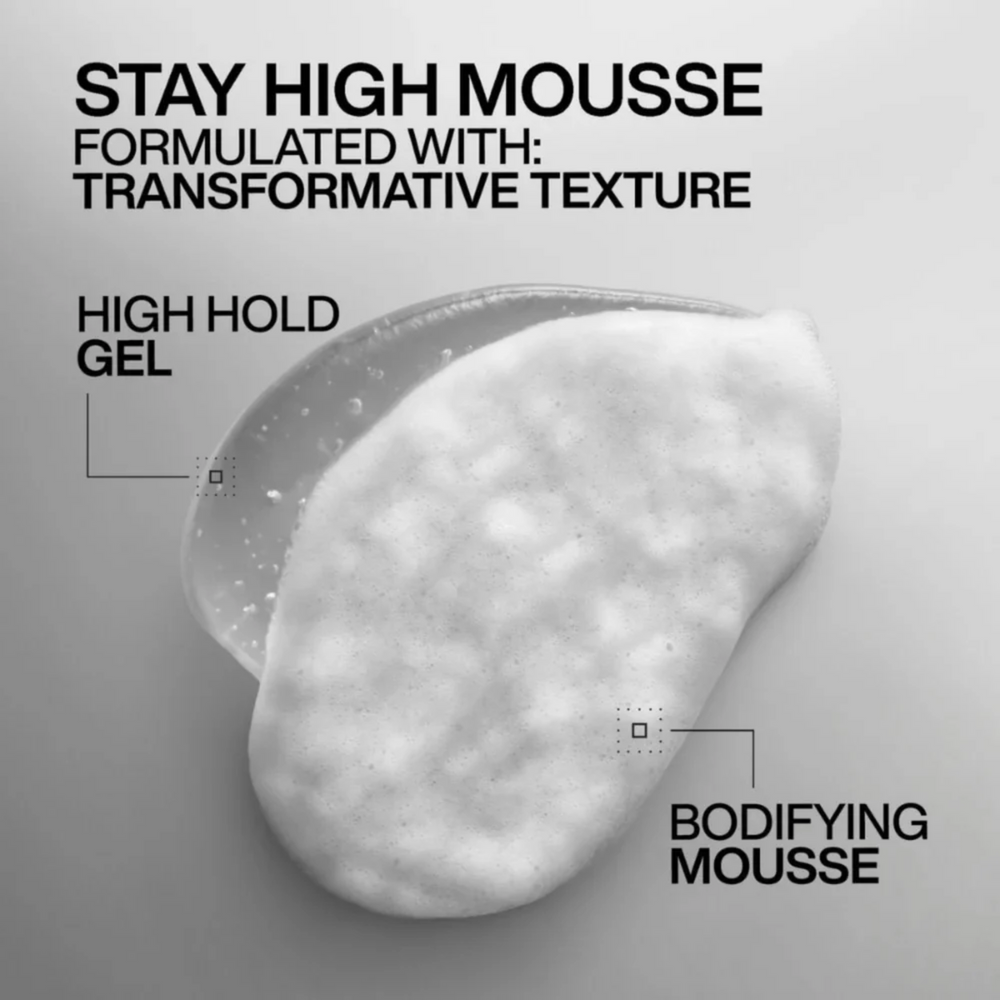 Flacon de Stay High Mousse Redken gel‑to‑mousse sur fond neutre.