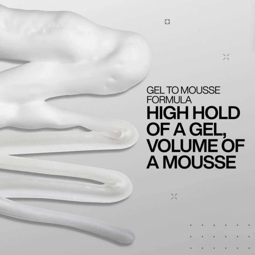 Flacon de Stay High Mousse Redken gel‑to‑mousse sur fond neutre.