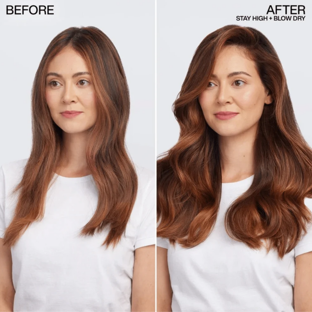 Flacon de Stay High Mousse Redken gel‑to‑mousse sur fond neutre.